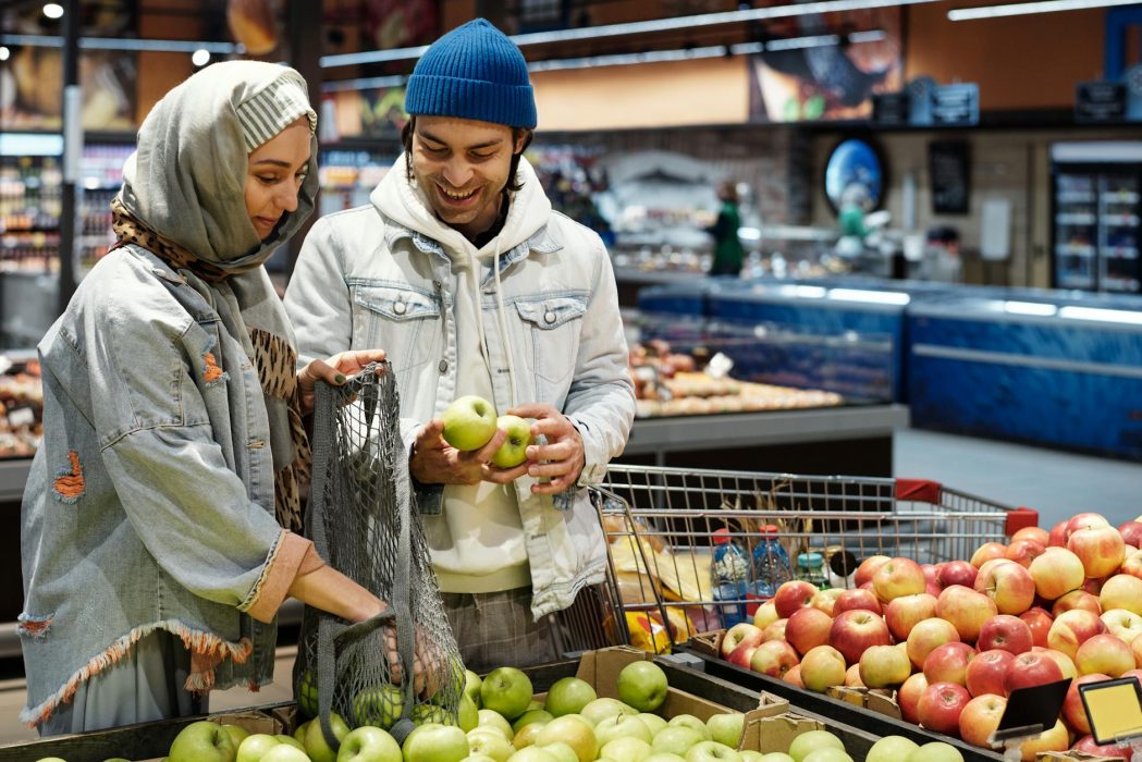couple buying apples